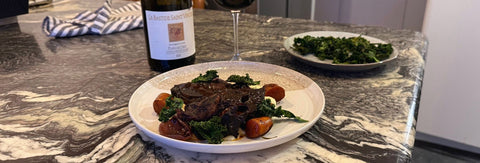 Rödvinsbräserade short ribs med selleripuré och grönkålschips